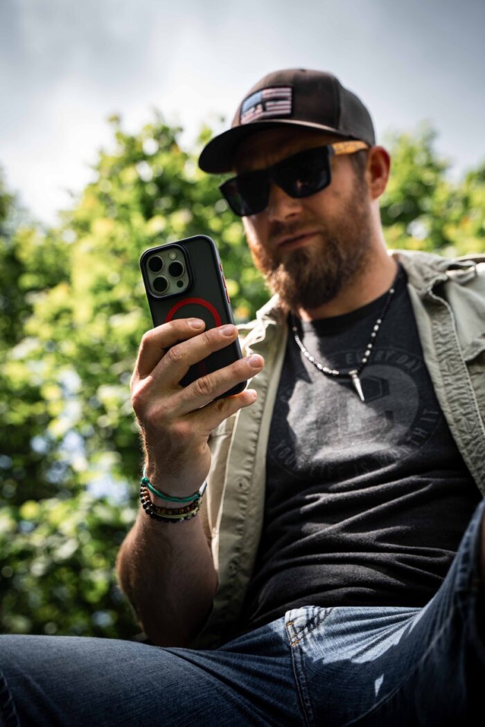 tactical-magforce-hyperstealth-2-0-kryt-pro-iphone-13-pro-max-black-red-1-big_ies12866488.jpg Калъф от Tactical MagForce Hyperstealth 2.0 Cover for iPhone 13 Pro Max Black/Red - Image 4